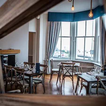 Delmont & View Restaurant Отель Скарборо
